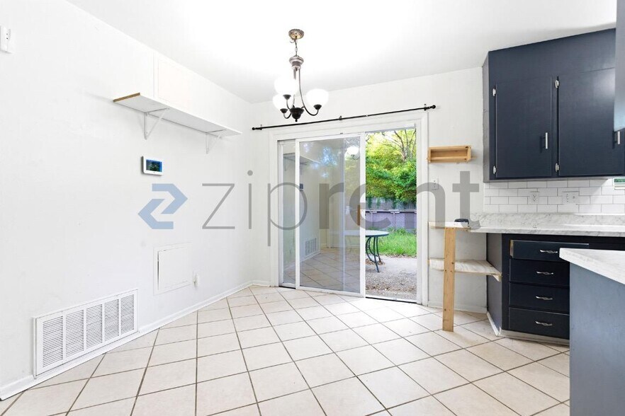 Building Photo - 918 E Montclair Rd