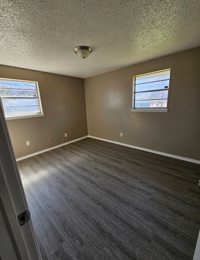 Building Photo - 4 Bedroom House Available in OKC