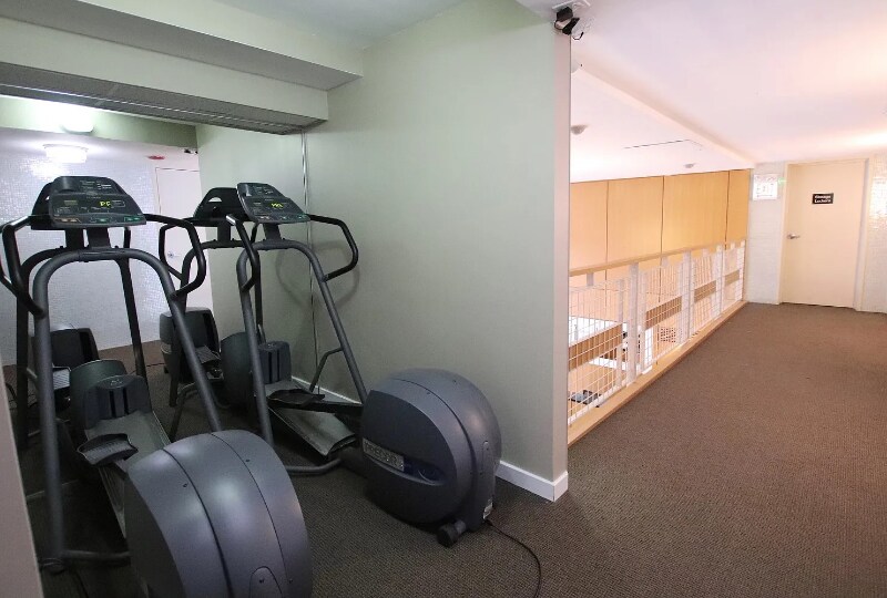 Building Photo - 3033 N Sheridan Rd