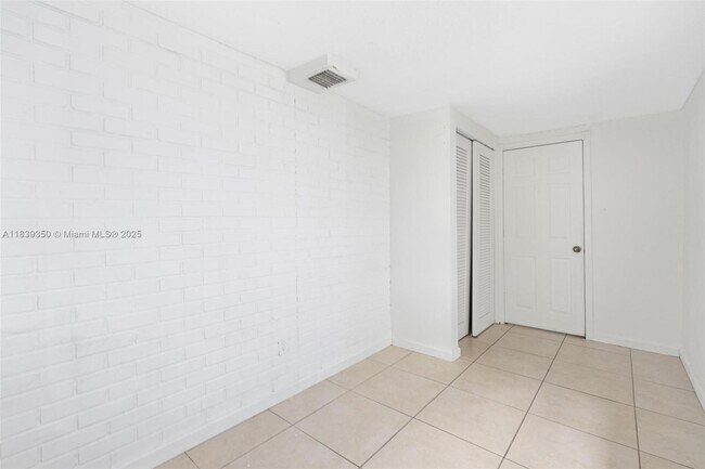 Building Photo - 700 SW 67th Ave