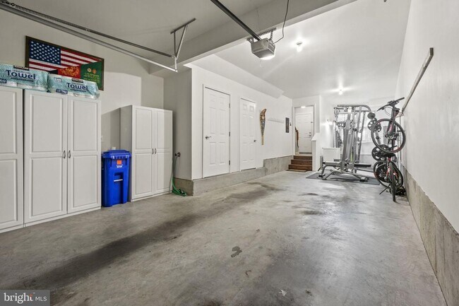 Building Photo - 2509 S Kenmore Ct