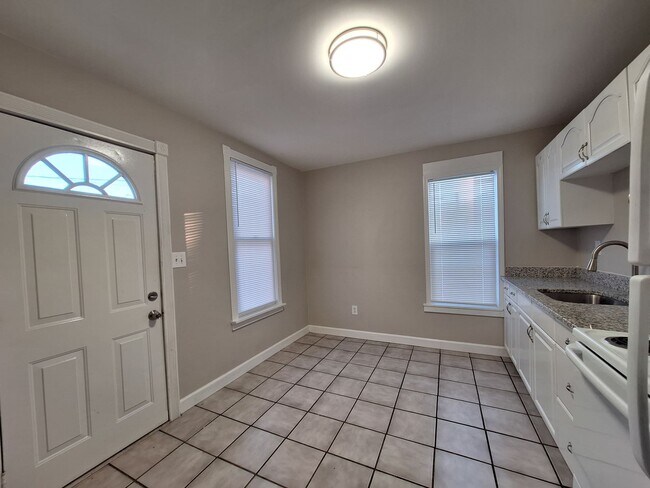 Building Photo - Spacious lower level 2 bedroom