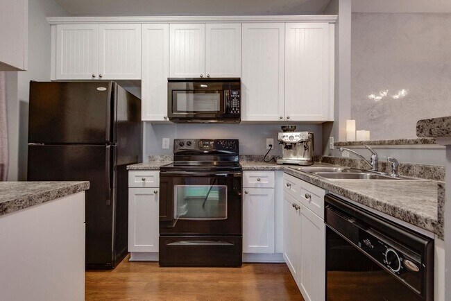 Building Photo - 8231 Lenox Creekside Dr