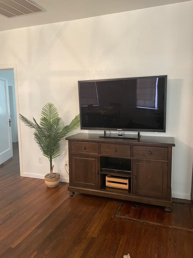 Building Photo - Great short term stay property! Nightly to monthly stays available!!