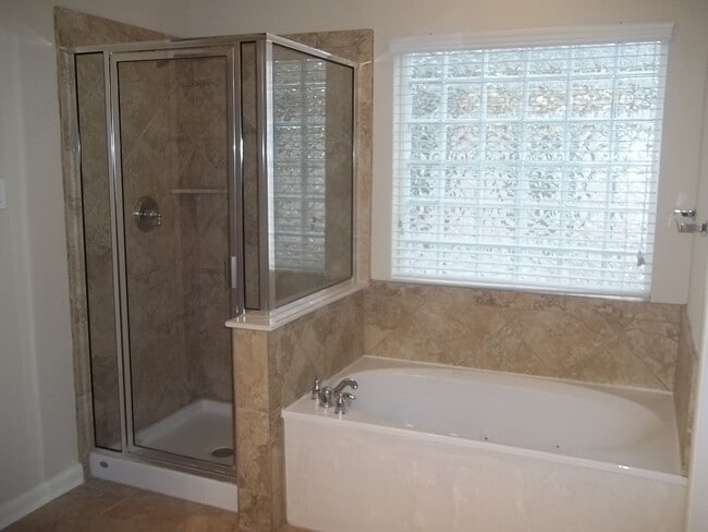 Building Photo - BEAUTIFUL HOME IN A GATED COMMUNITY!