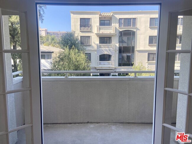 Building Photo - 120 N Swall Dr