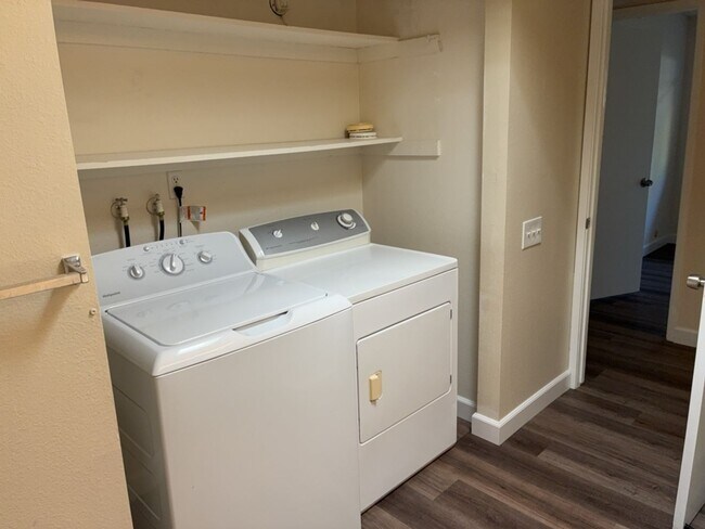 Building Photo - 3 bedroom duplex in North Davis