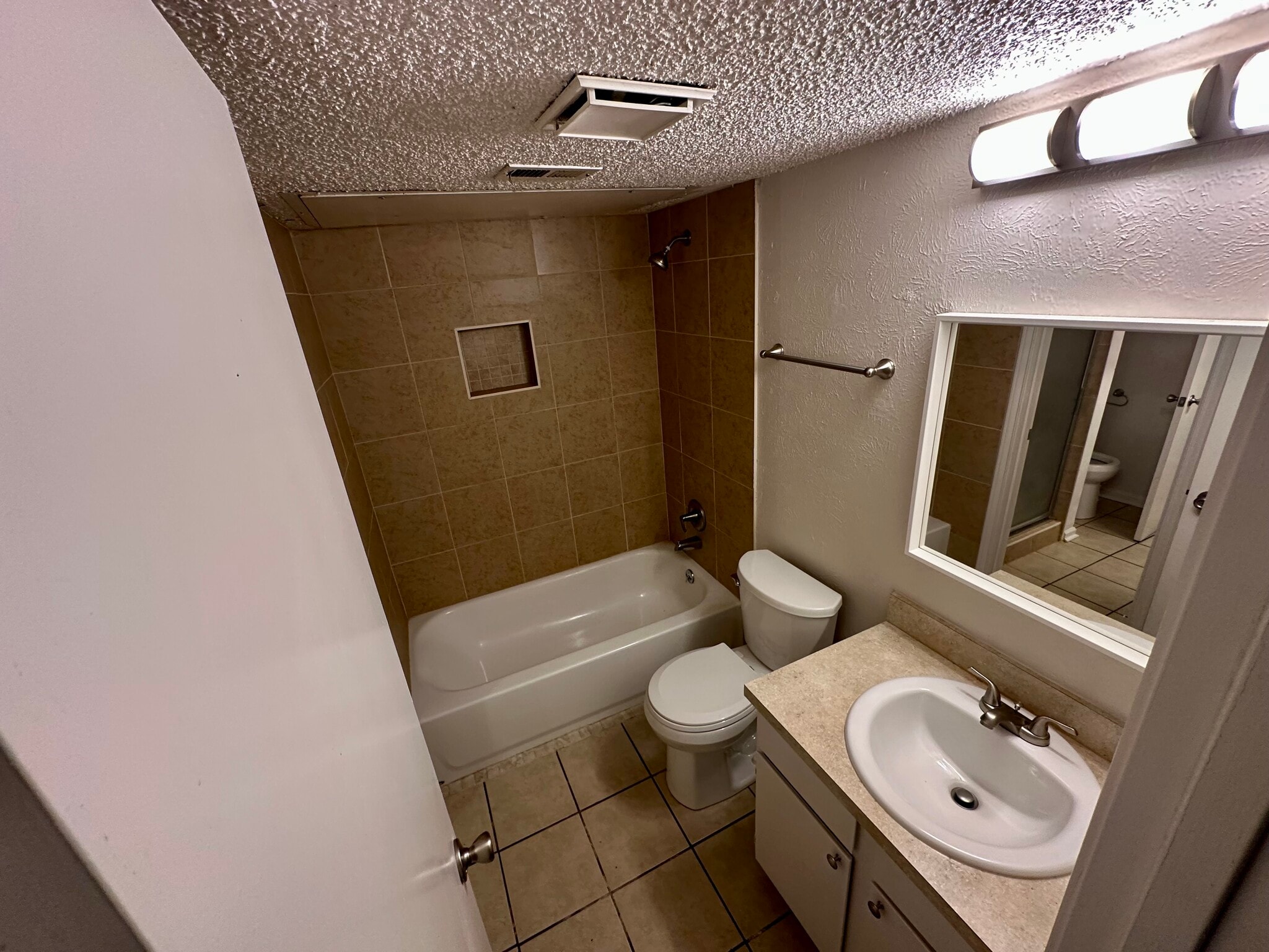 Primary Bathroom w Tub/Shower - 644 Bellaire Dr