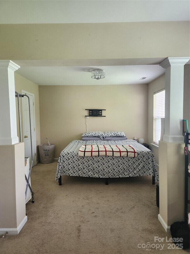 Building Photo - 7718 Abigail Glen Dr