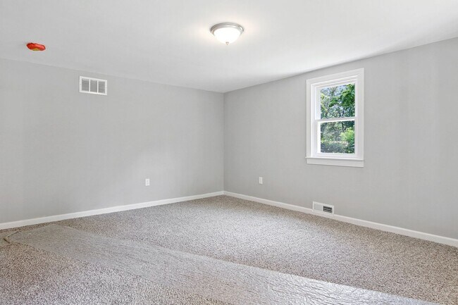 Building Photo - Coming Soon! Spacious 3 Bedroom, 1 Bath Ho...