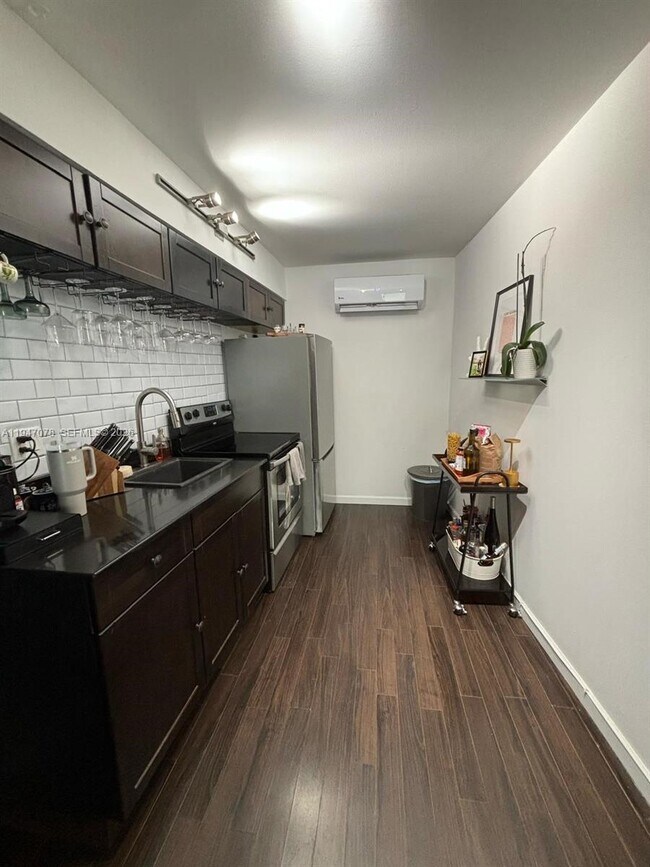 Building Photo - 900 Bay Dr