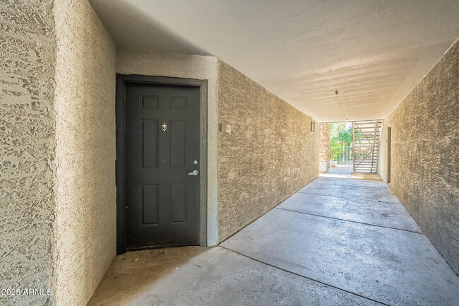 Building Photo - 2025 E Campbell Ave