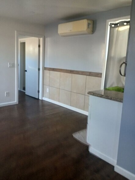 Building Photo - 3867 Winona Ave