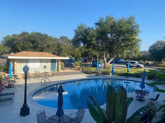 Building Photo - STUDIO CONDO WITH A MILLION DOLLAR LAKE VIEW