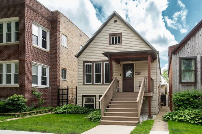 Building Photo - Beautiful 4 Bed 2 Bath home in the heart of Irving Park!