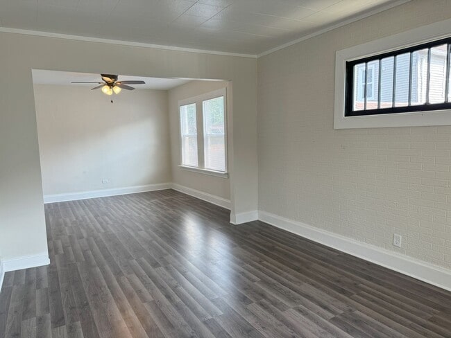 Building Photo - 5 bedroom home near Lincoln Park and Uptown