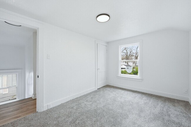 Building Photo - Updated 3BR with Fresh Finishes