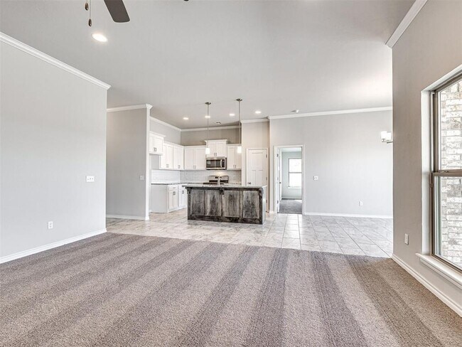 Building Photo - 623 Hackberry Ln
