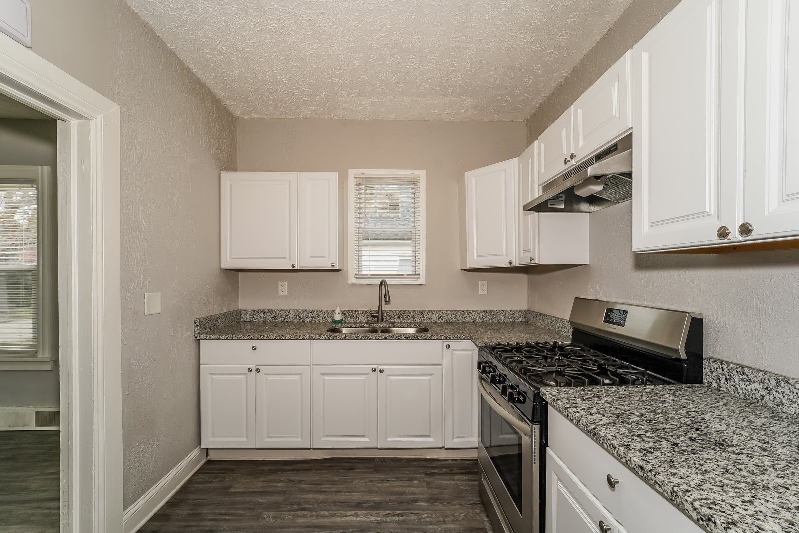 Building Photo - 912 E 34th St