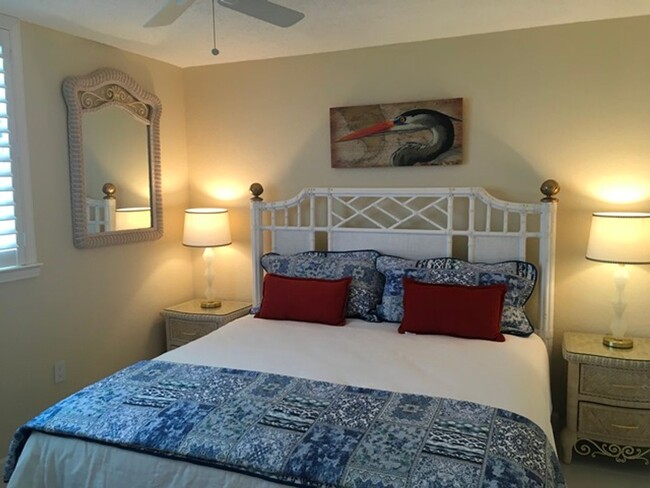 Building Photo - 6 to 8 Month Rental! Furnished 2 bed 2 bat...