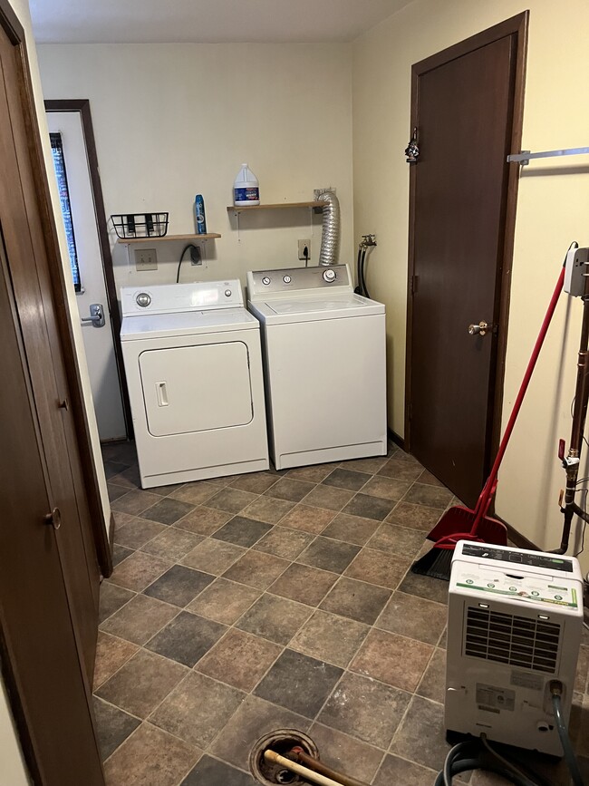 Building Photo - 1507 S Maple St