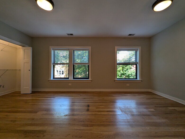 Building Photo - 2203 W Eastwood Ave