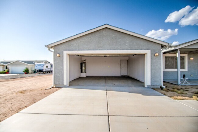 Building Photo - Large 1 + Acre Lot with 3 bedroom home in ...