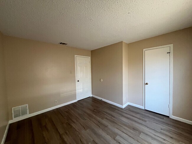 Building Photo - 5525 Lochmoor