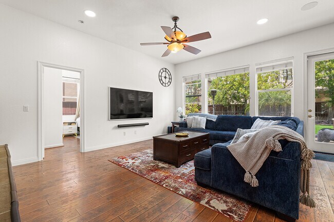 Building Photo - 7116 Torrey Mesa Ct