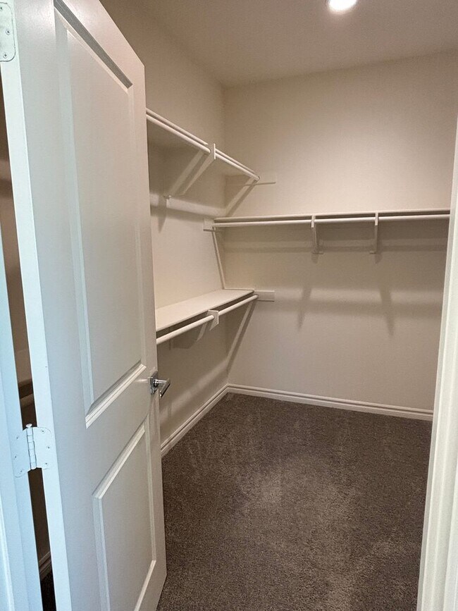 Building Photo - Bright Four-Bedroom Townhome in Whittier and Walkable Palm Park