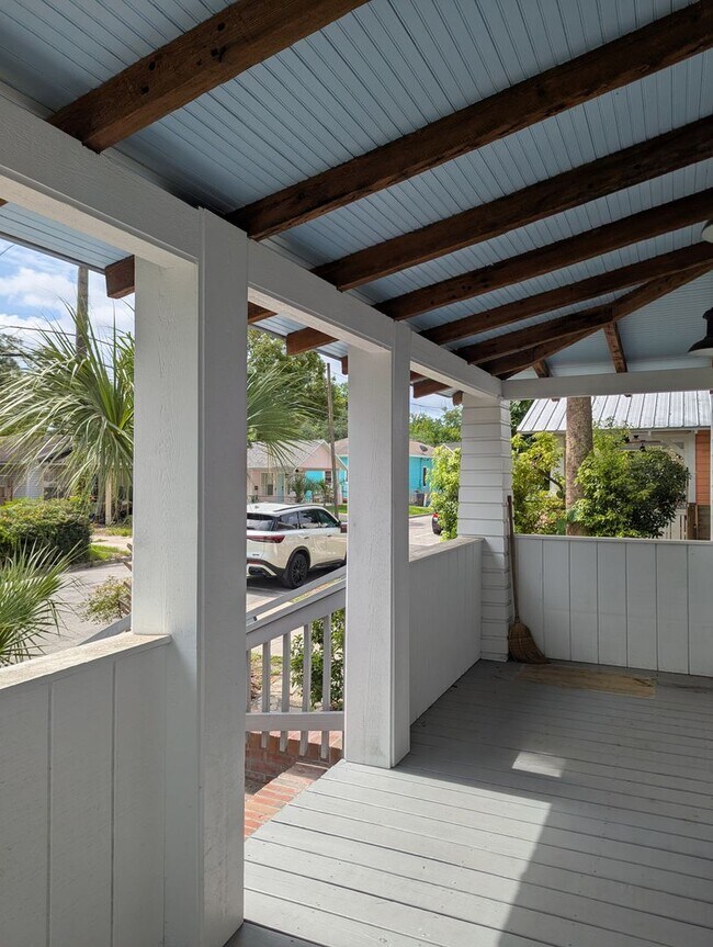 Building Photo - Stunning Fully Renovated 3-Bedroom, 2-Bathroom Cottage-Style Home