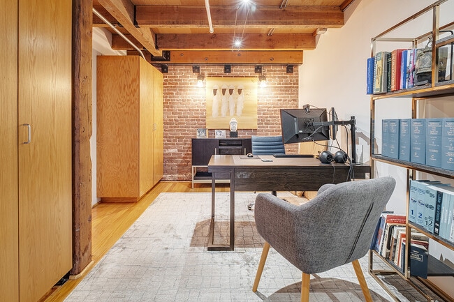 Building Photo - 650 Delancey St