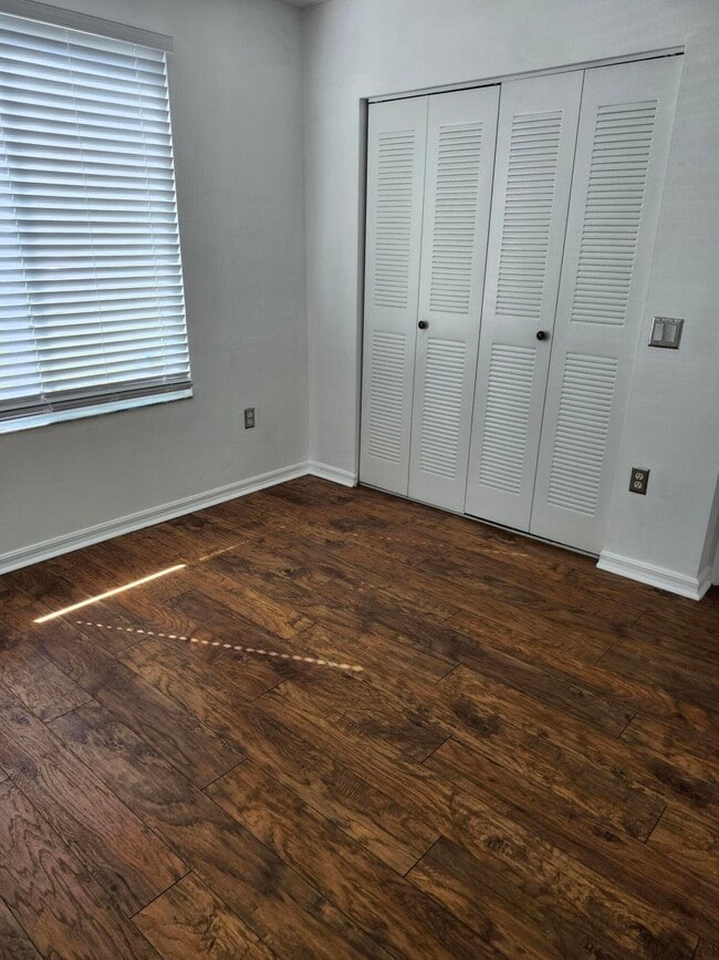 Building Photo - 802 Villa Cir