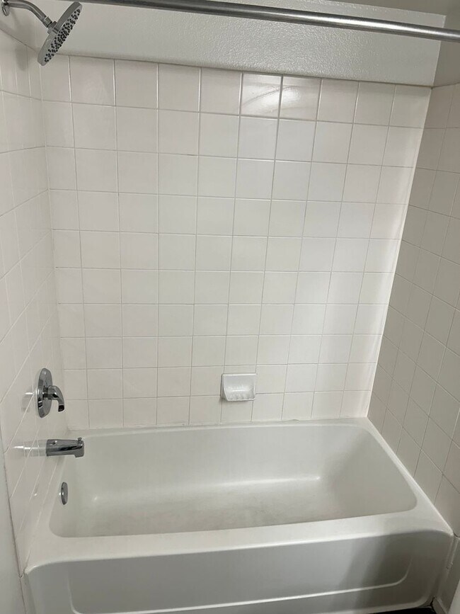 Building Photo - Beautiful unfurnished 2 bedroom in the Sou...