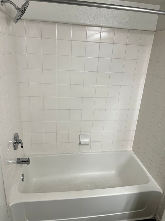 Building Photo - Beautiful unfurnished 2 bedroom in the Southwest (Rainbow and 215)