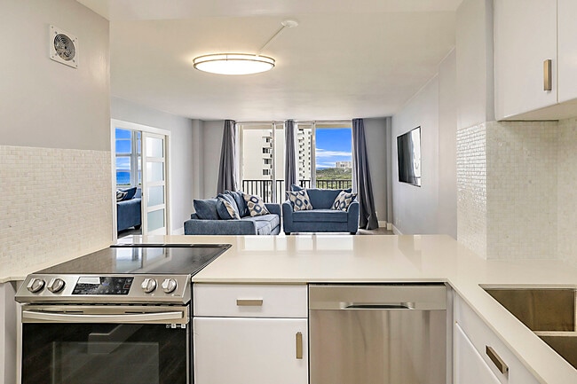 Building Photo - 2121 N Ocean Blvd