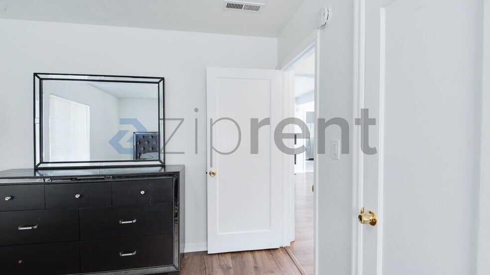 Building Photo - 812 Humboldt St