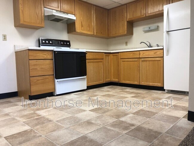 Building Photo - 805 W Villard St