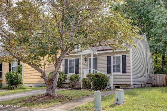 Building Photo - 617 Varsity Dr