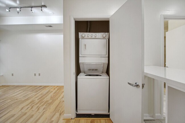 Building Photo - Logan Circle! //Professionally Managed & Recently Renovated // Studio  // Open Floor-Plan in a Mo...