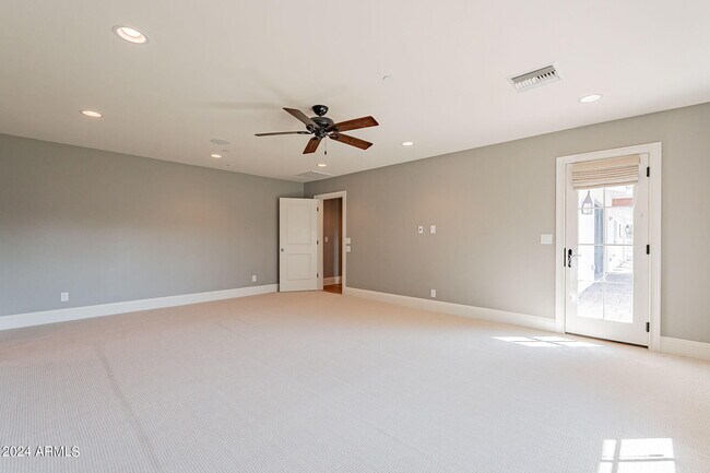Building Photo - 6433 E Calle Camelia