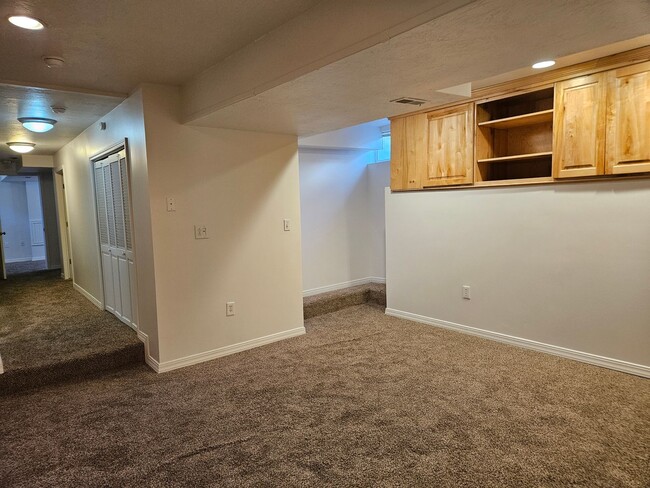 Building Photo - Beautiful 3 Bedroom/2 Bathroom in Bountiful