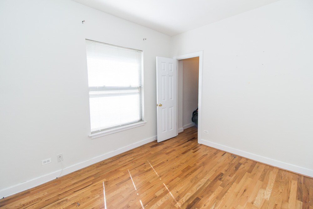 Building Photo - 927 W Sunnyside Ave