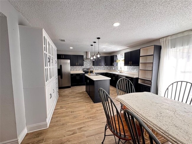 Building Photo - 2050 Corner Glen Dr