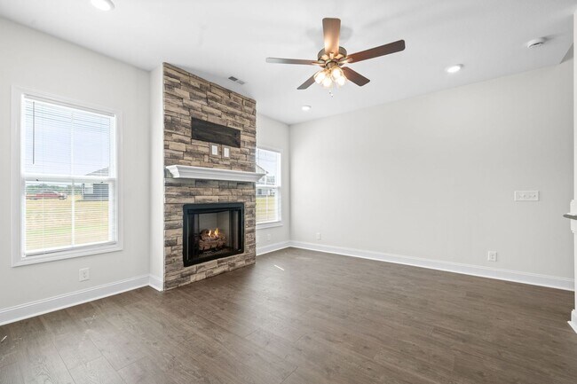 Building Photo - Pet Friendly Three Bedroom with Bonus!