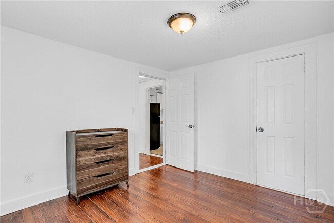 Building Photo - 906 E 39th St