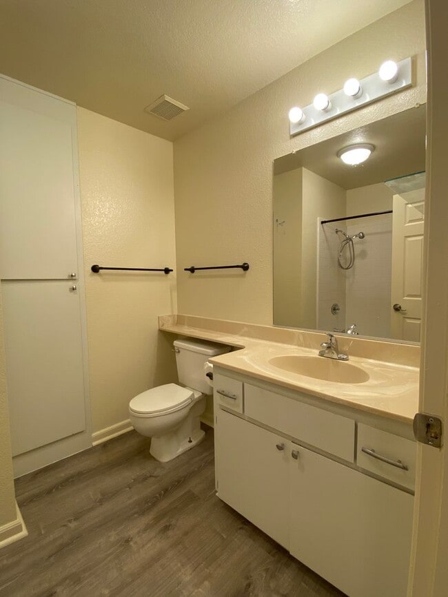 Building Photo - 6 MONTH LEASE - 3 Bedroom / 2 Bath Great C...