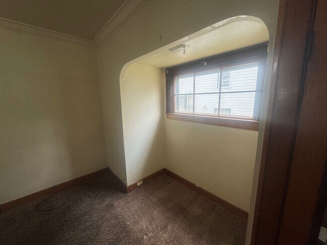 Building Photo - Charming 4-Bedroom Property in Prime Location