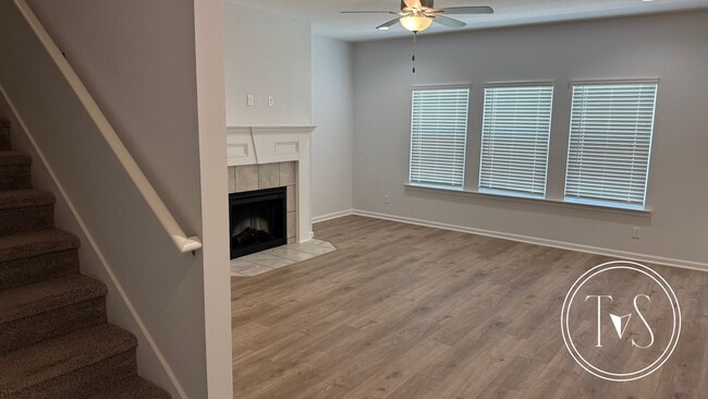 Building Photo - SUMMER MOVE-IN SPECIAL: $1000 OFF 1ST MONT...