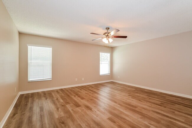 Building Photo - 165 Walnut Crest Run